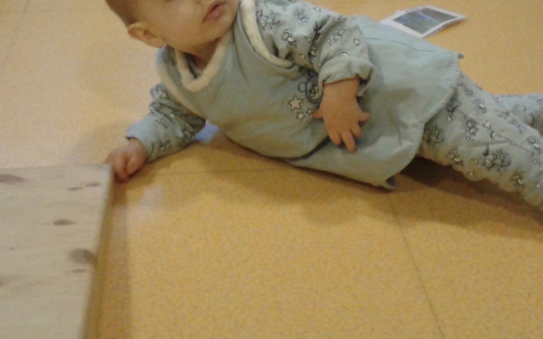 7ème étape de motricité : la position demi-assise