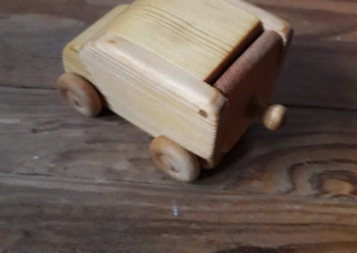 Petite voiture avec coffre