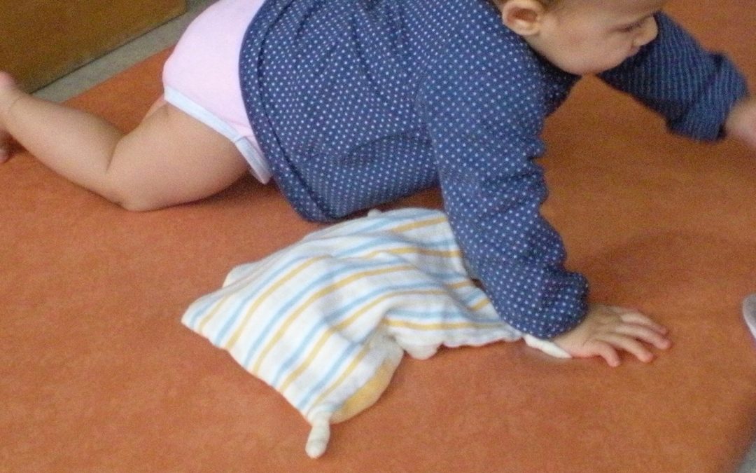 La motricité libre du bébé et ses étapes découvertes par l’enfant, étape 11 : Se déplacer à 4 pattes