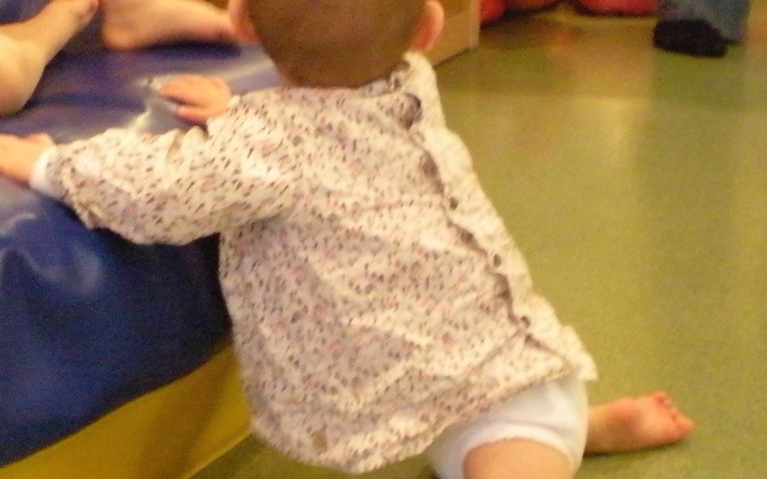 La motricité libre du bébé et ses étapes découvertes par l’enfant, étape 12 : Se met à genoux