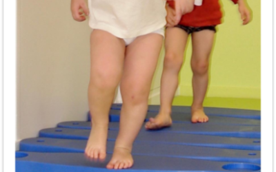 La motricité libre du bébé et ses étapes découvertes par l’enfant, étape 17 : marcher