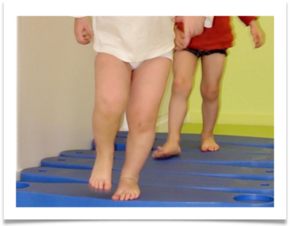 La motricité libre du bébé et ses étapes découvertes par l’enfant, étape 17 : marcher