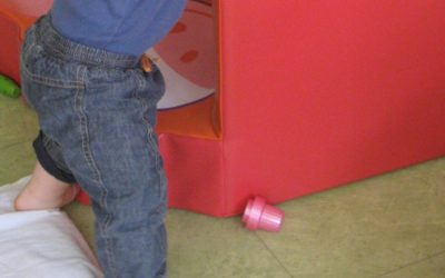 La motricité libre du bébé et ses étapes découvertes par l’enfant, étape 14 : Faire des pas en se cramponnant