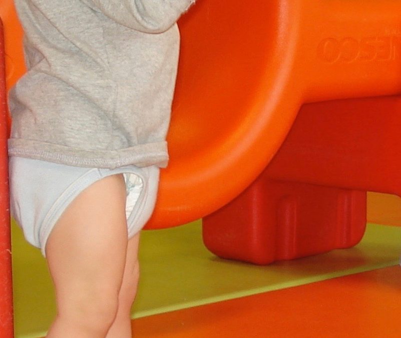 La motricité libre du bébé et ses étapes découvertes par l’enfant, étape 16 : faire quelques pas tout seul