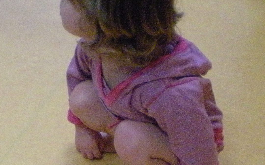 La motricité libre du bébé et ses étapes découvertes par l’enfant, étape 15 : Se mettre debout librement