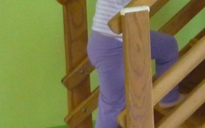 La motricité libre du bébé et ses étapes découvertes par l’enfant, étape 19 : monter les escaliers en alternant les pieds