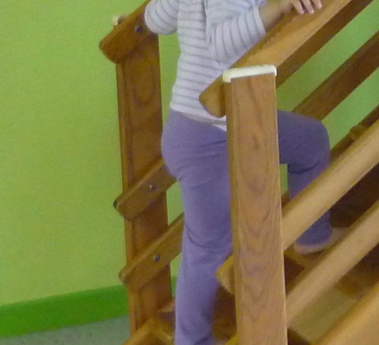 La motricité libre du bébé et ses étapes découvertes par l’enfant, étape 19 : monter les escaliers en alternant les pieds
