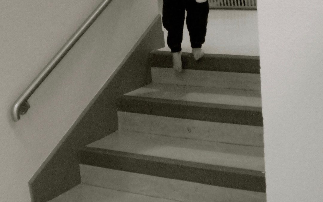 La motricité libre du bébé et ses étapes découvertes par l’enfant, étape 20 : monter et descendre les escaliers