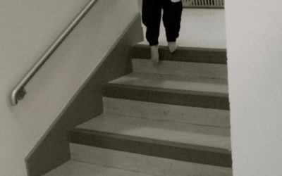 La motricité libre du bébé et ses étapes découvertes par l’enfant, étape 20 : monter et descendre les escaliers