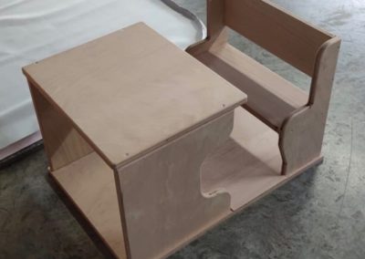 Petit bureau en bois verni