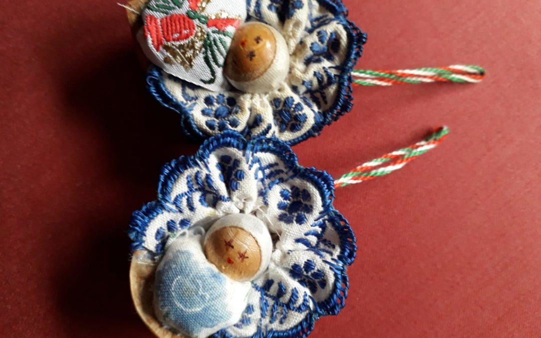 Artisanat Hongrois, des bébés dans une coquille de noix